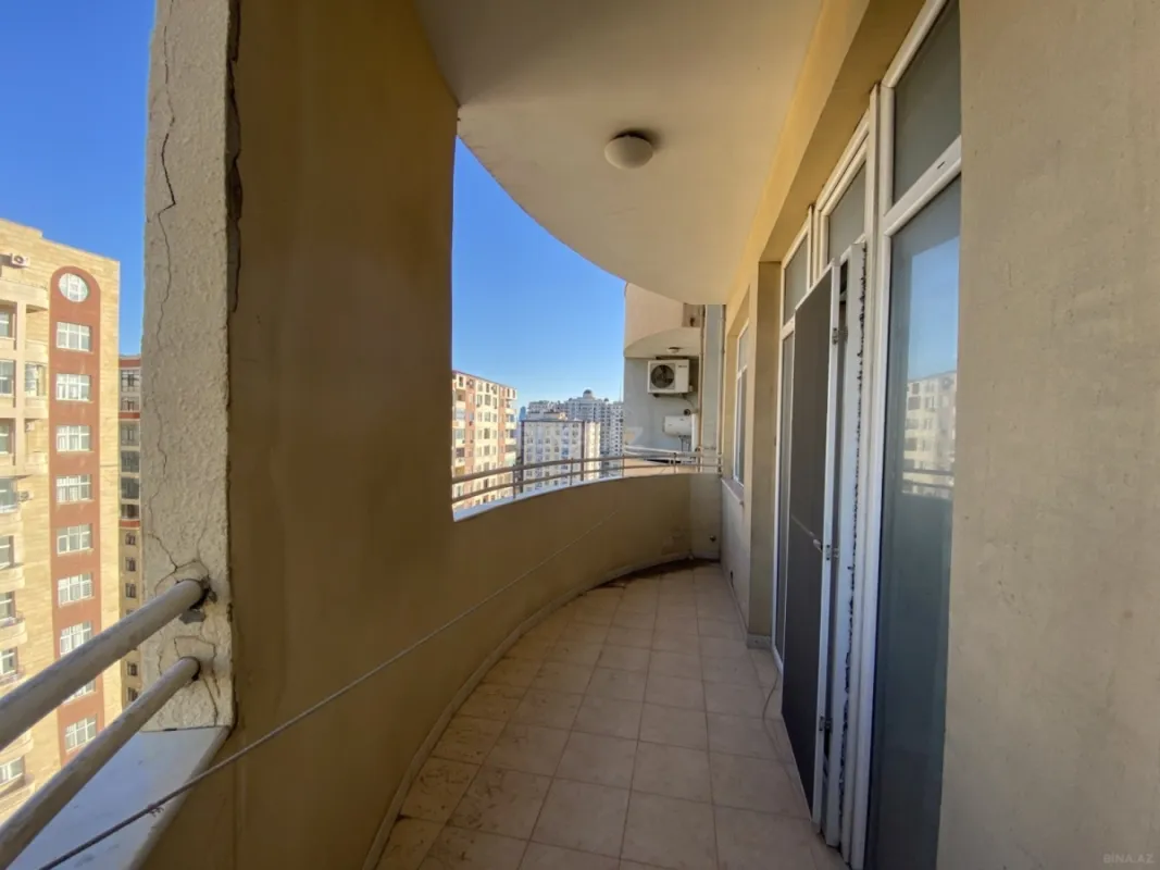 Satılır 4 otaqlı mənzil 250 m²