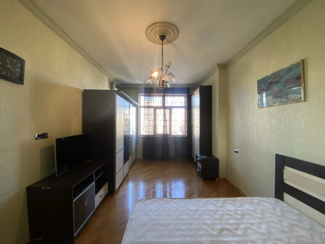 Satılır 4 otaqlı mənzil 250 m²