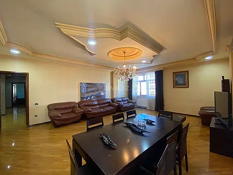 Satılır 4 otaqlı mənzil 250 m²