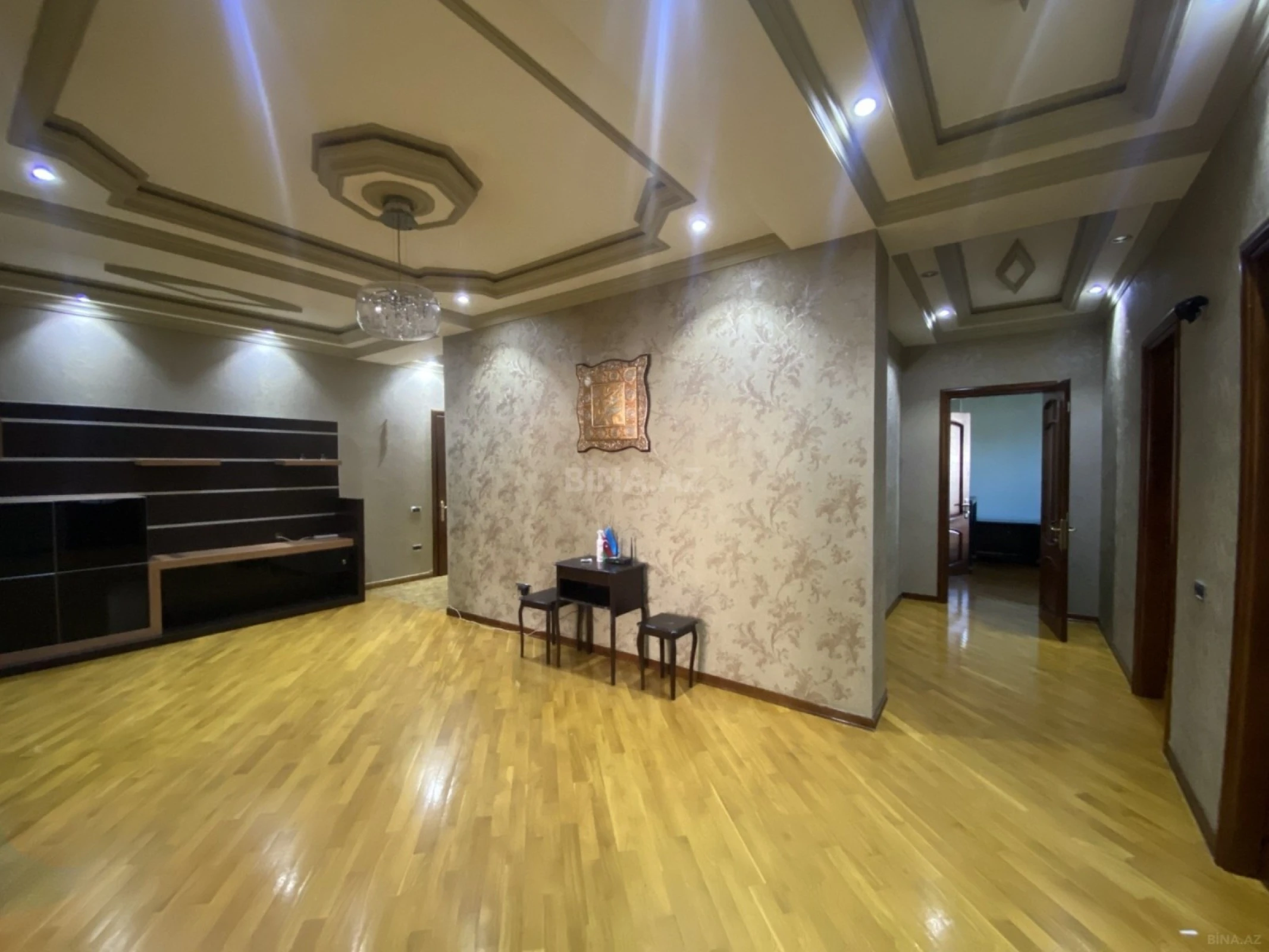 Satılır 4 otaqlı mənzil 250 m²