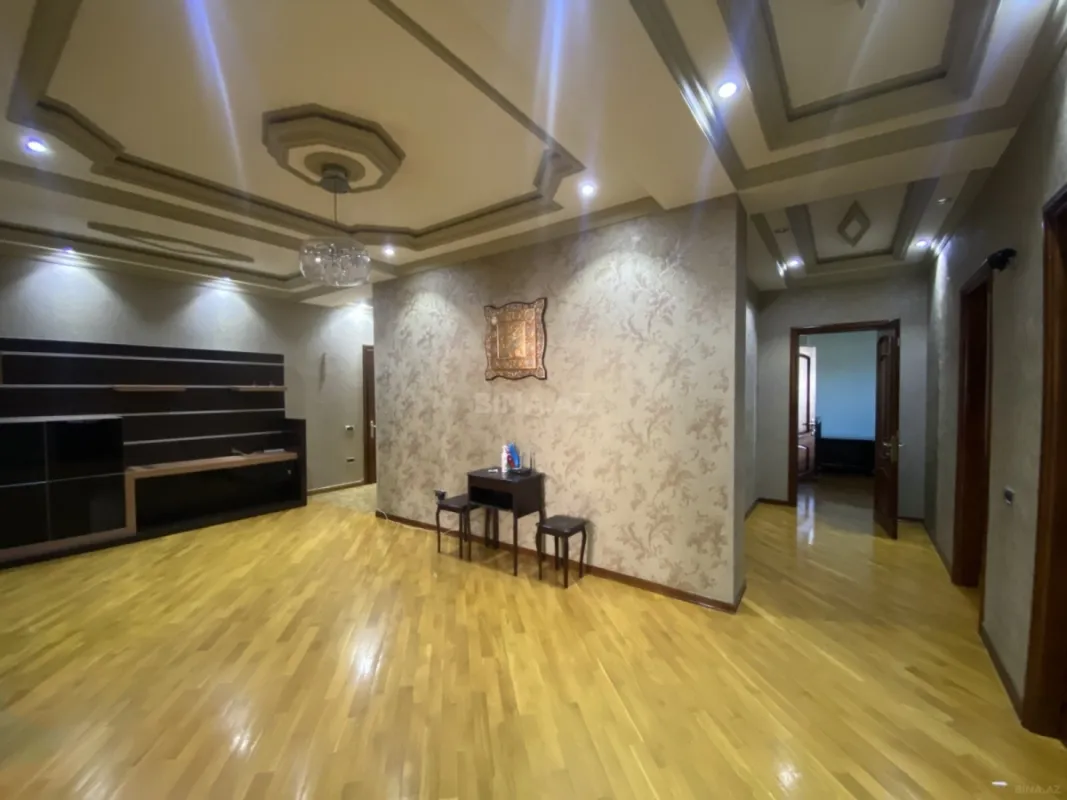 Satılır 4 otaqlı mənzil 250 m²