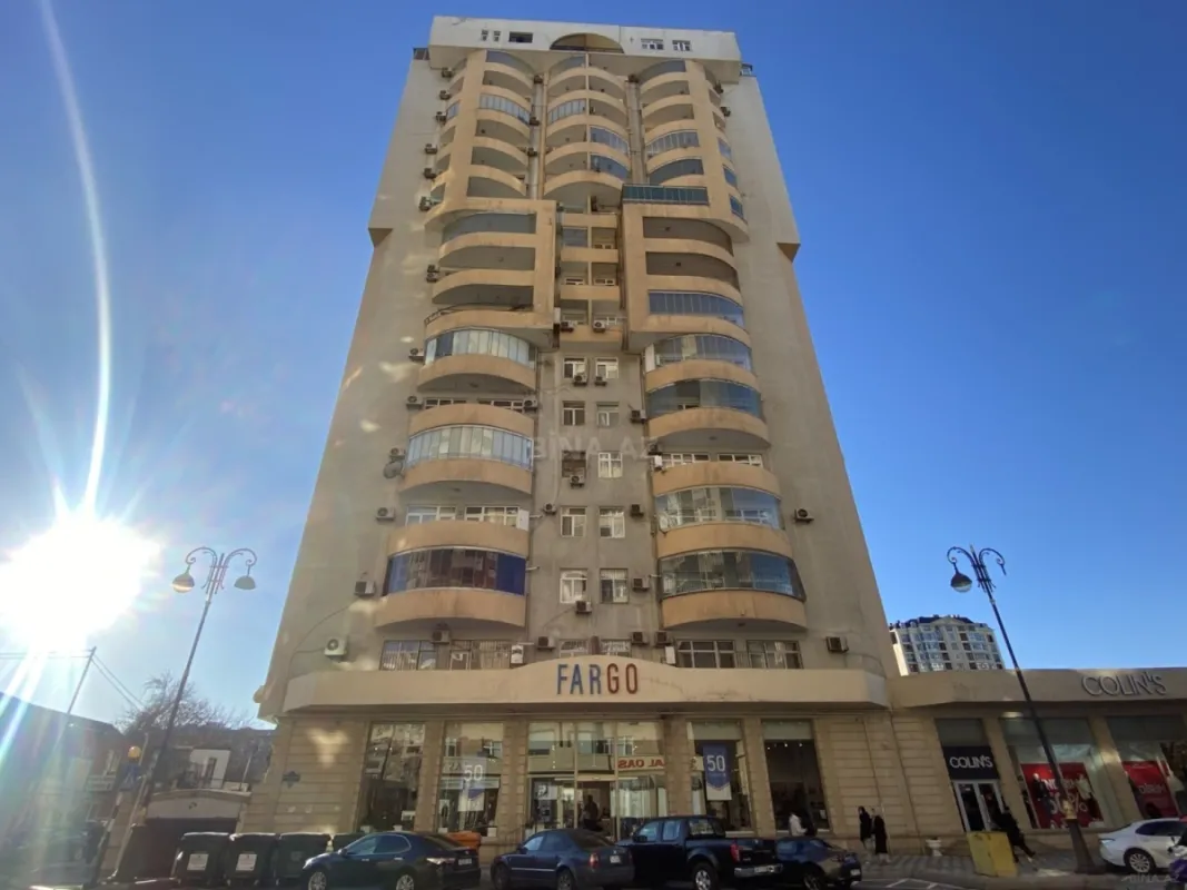 Satılır 4 otaqlı mənzil 250 m²