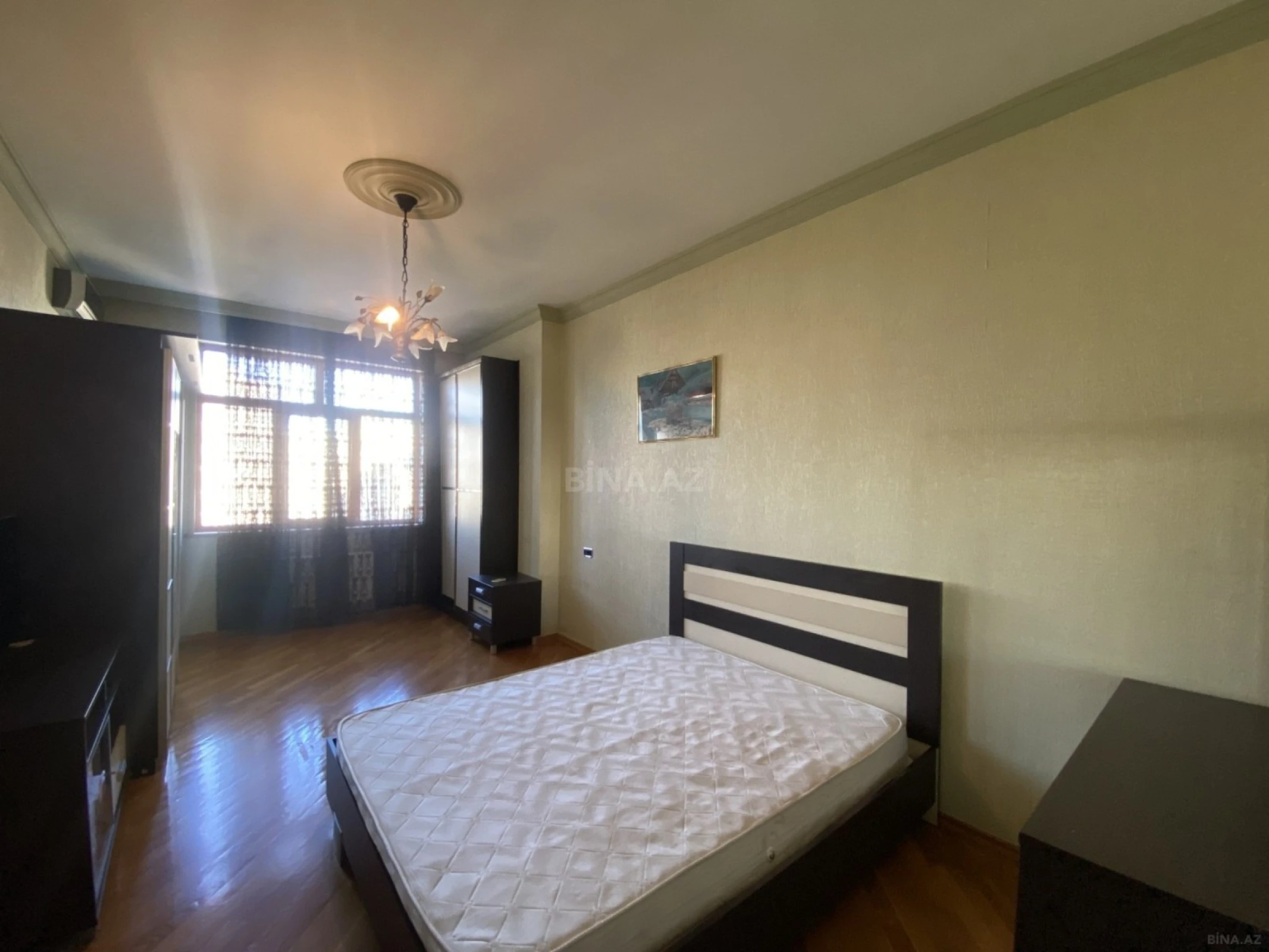 Satılır 4 otaqlı mənzil 250 m²