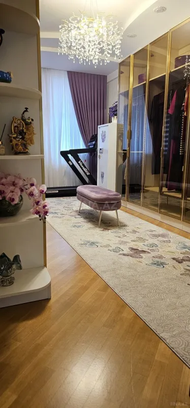 Satılır 4 otaqlı mənzil 235 m²