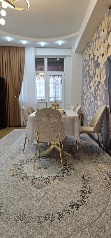 Satılır 4 otaqlı mənzil 235 m²