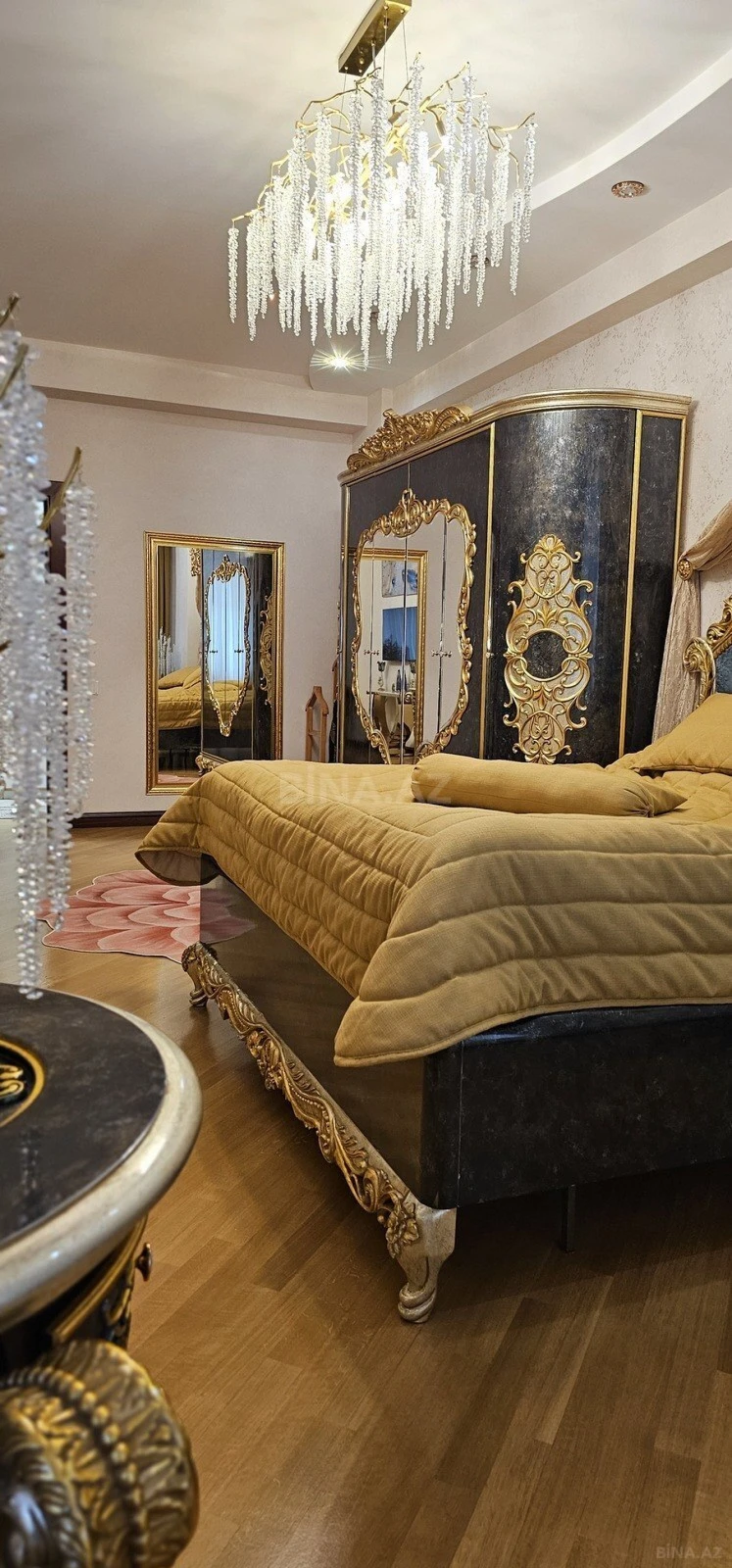 Satılır 4 otaqlı mənzil 235 m²