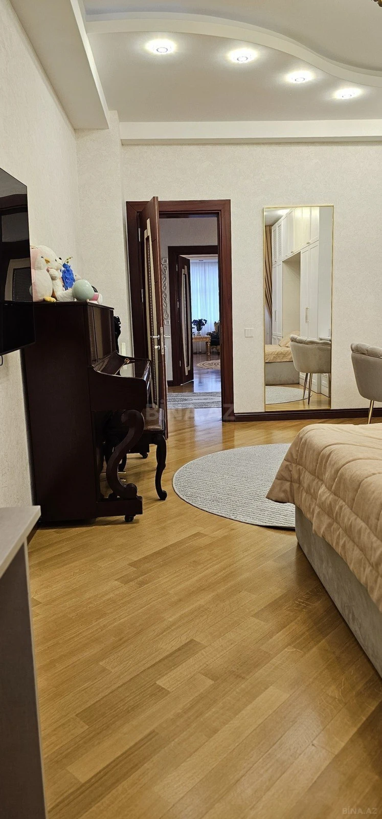 Satılır 4 otaqlı mənzil 235 m²
