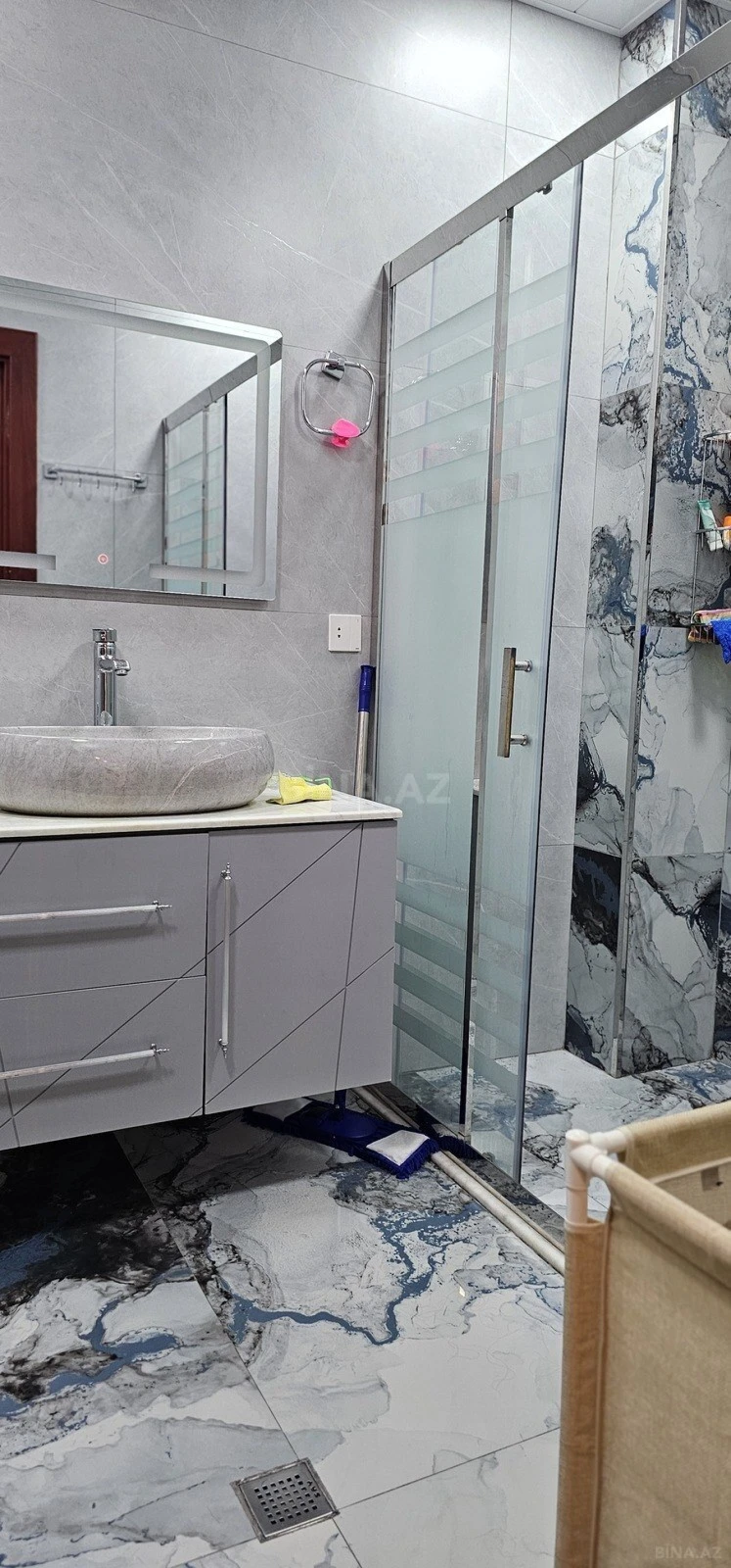 Satılır 4 otaqlı mənzil 235 m²