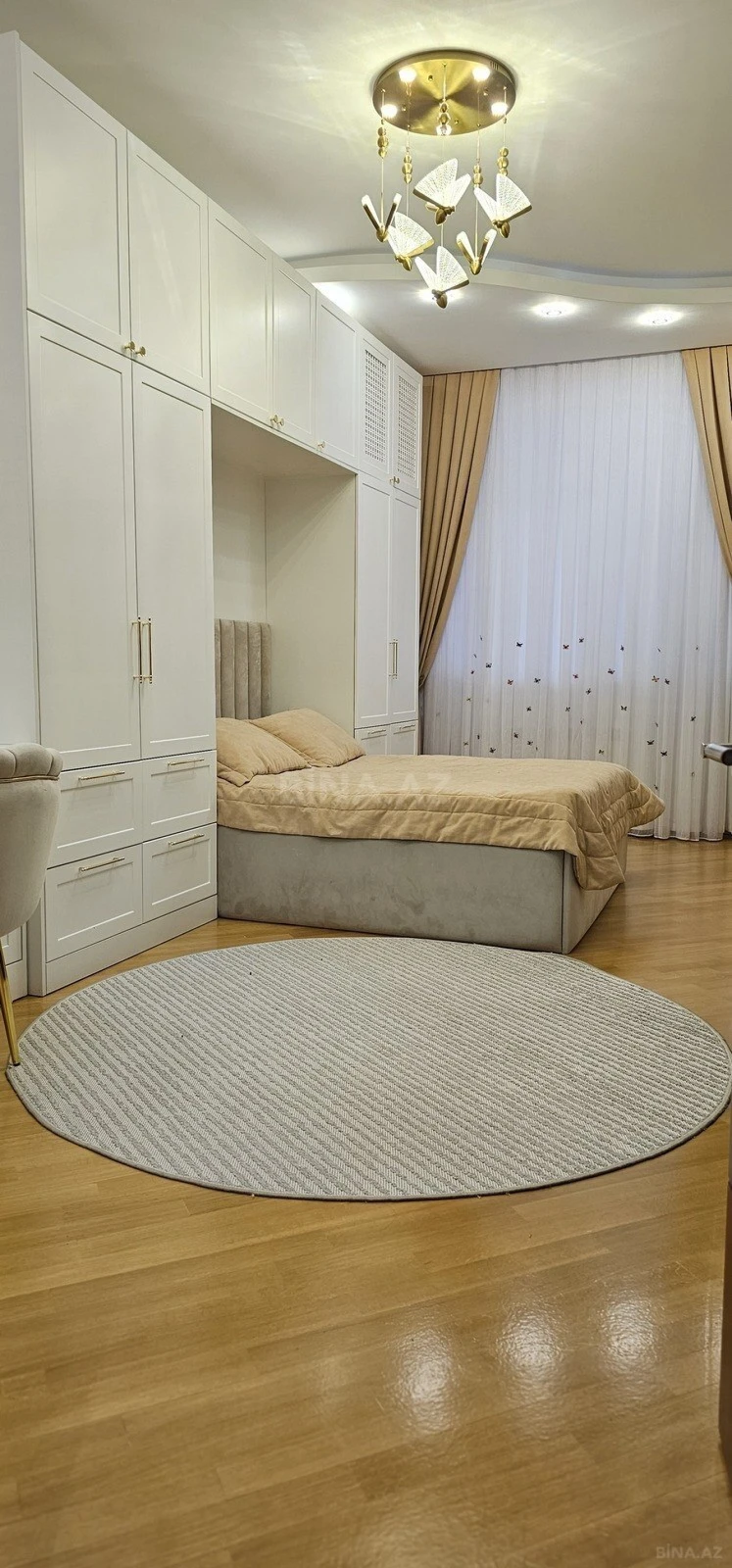 Satılır 4 otaqlı mənzil 235 m²