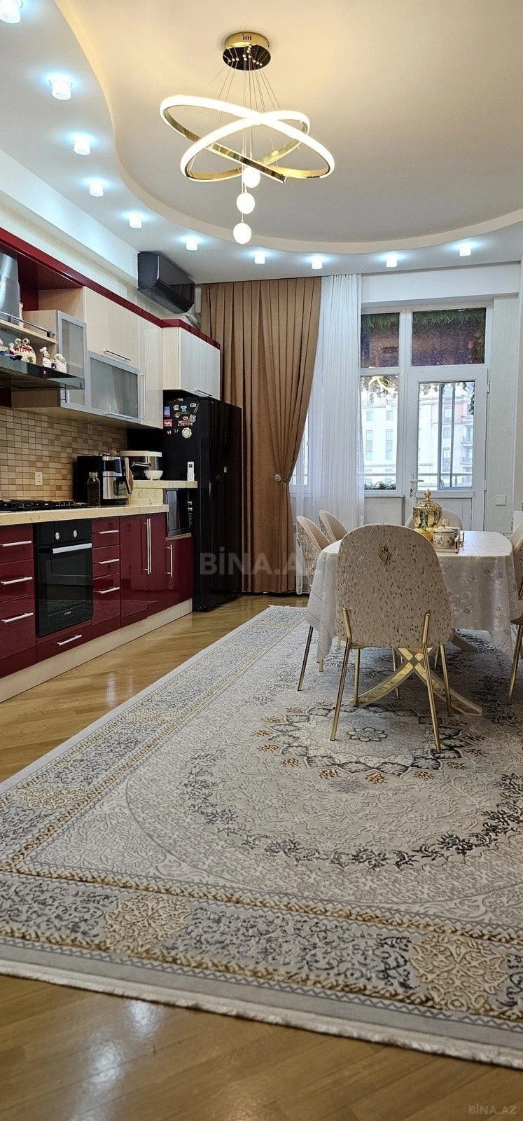 Satılır 4 otaqlı mənzil 235 m²