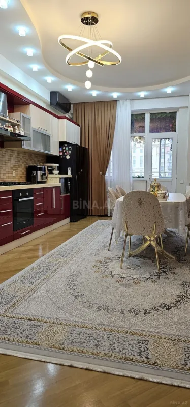 Satılır 4 otaqlı mənzil 235 m²
