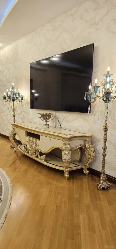 Satılır 4 otaqlı mənzil 235 m²