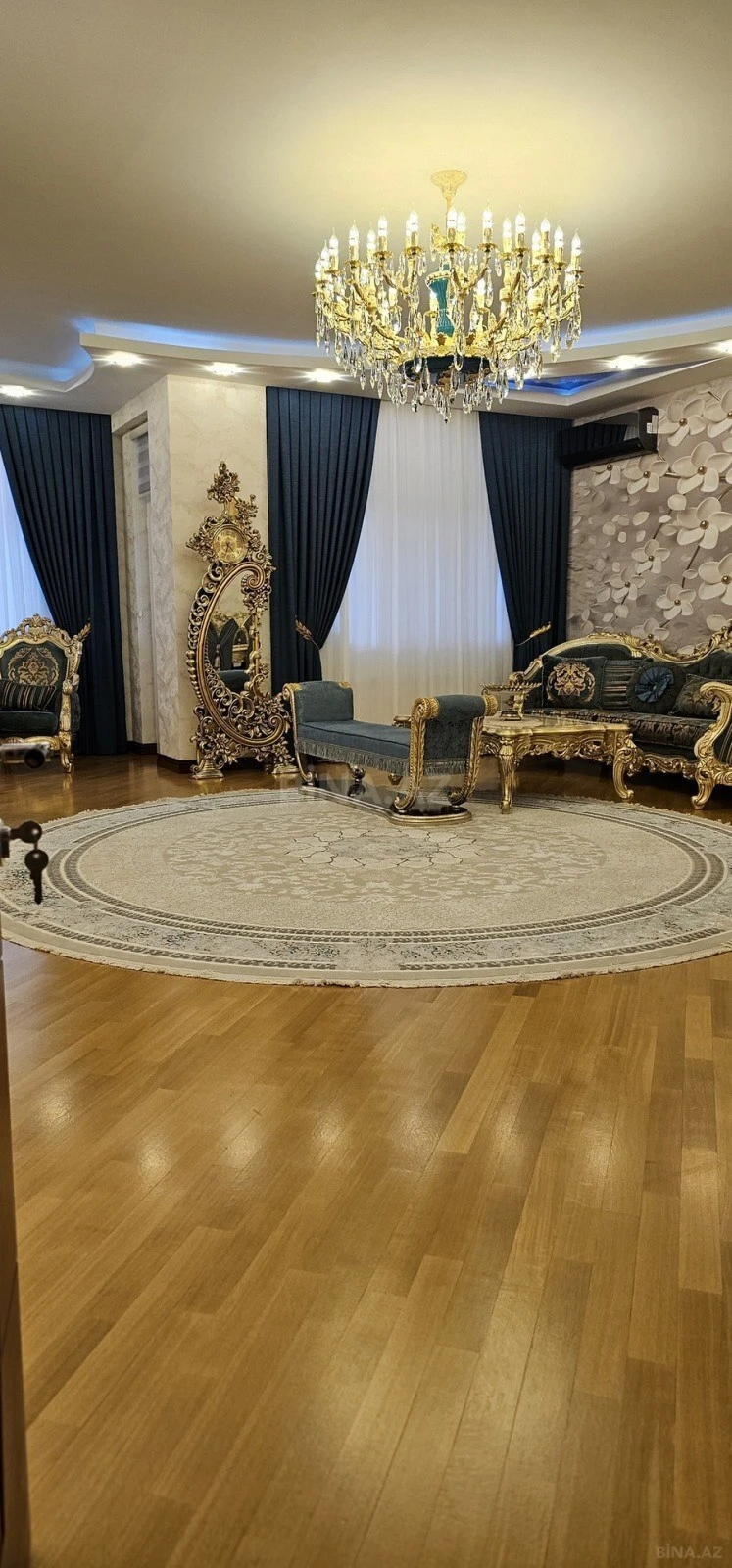 Satılır 4 otaqlı mənzil 235 m²