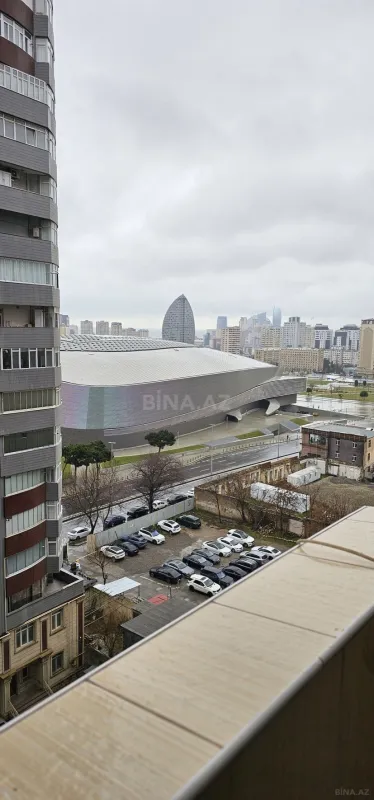 Satılır 4 otaqlı mənzil 235 m²