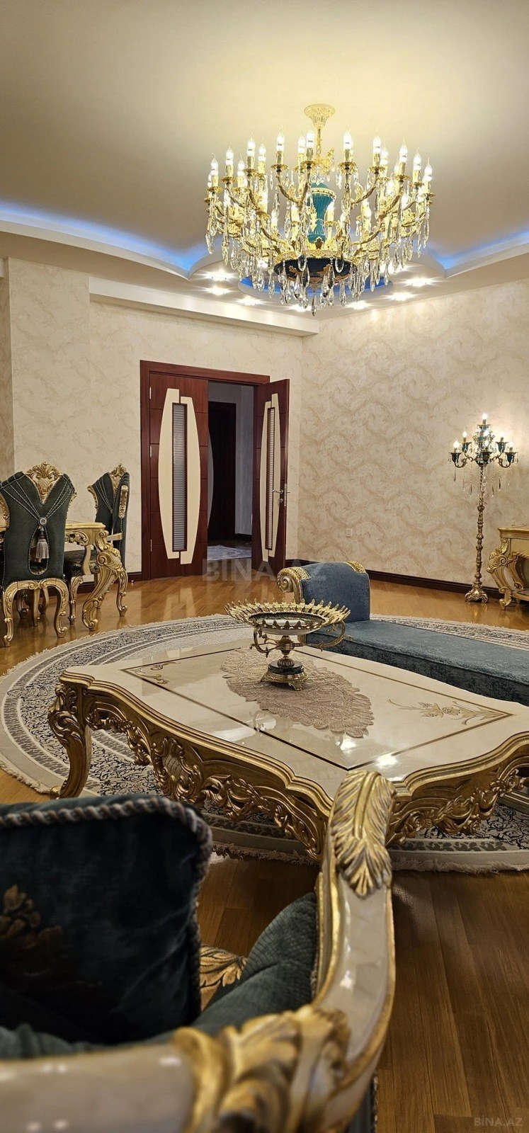 Satılır 4 otaqlı mənzil 235 m²