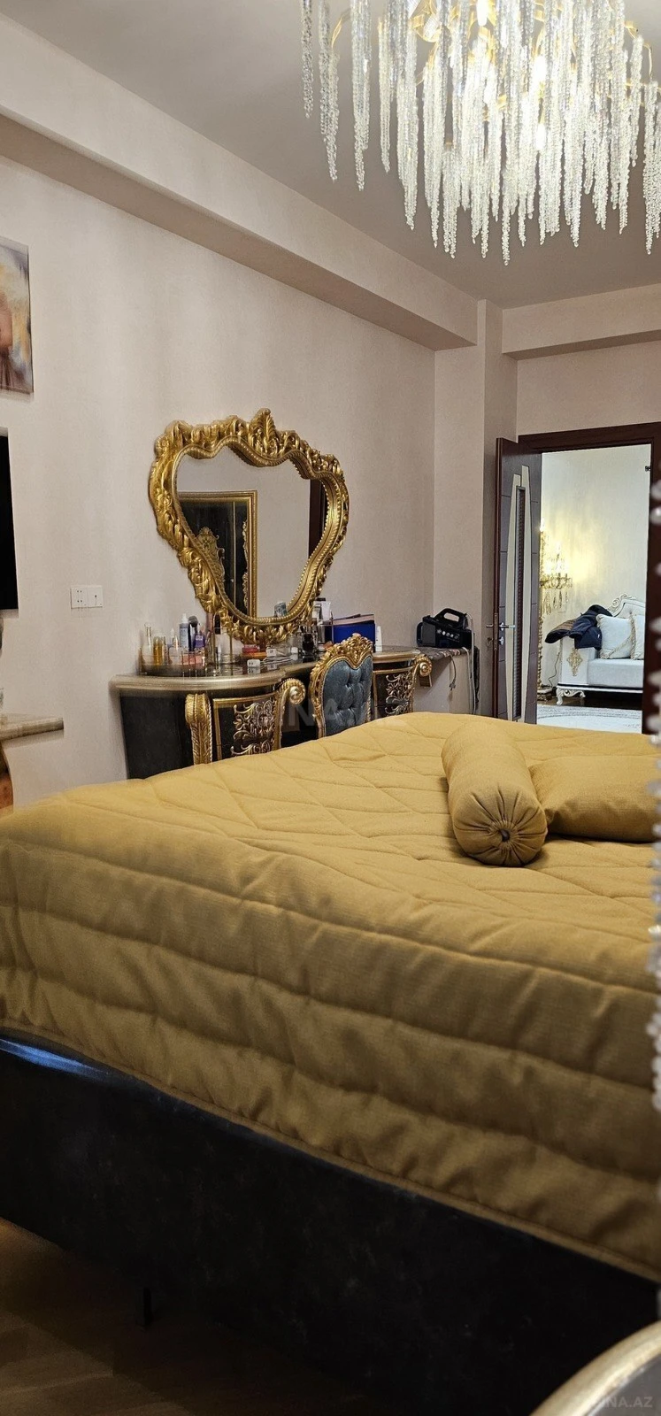 Satılır 4 otaqlı mənzil 235 m²