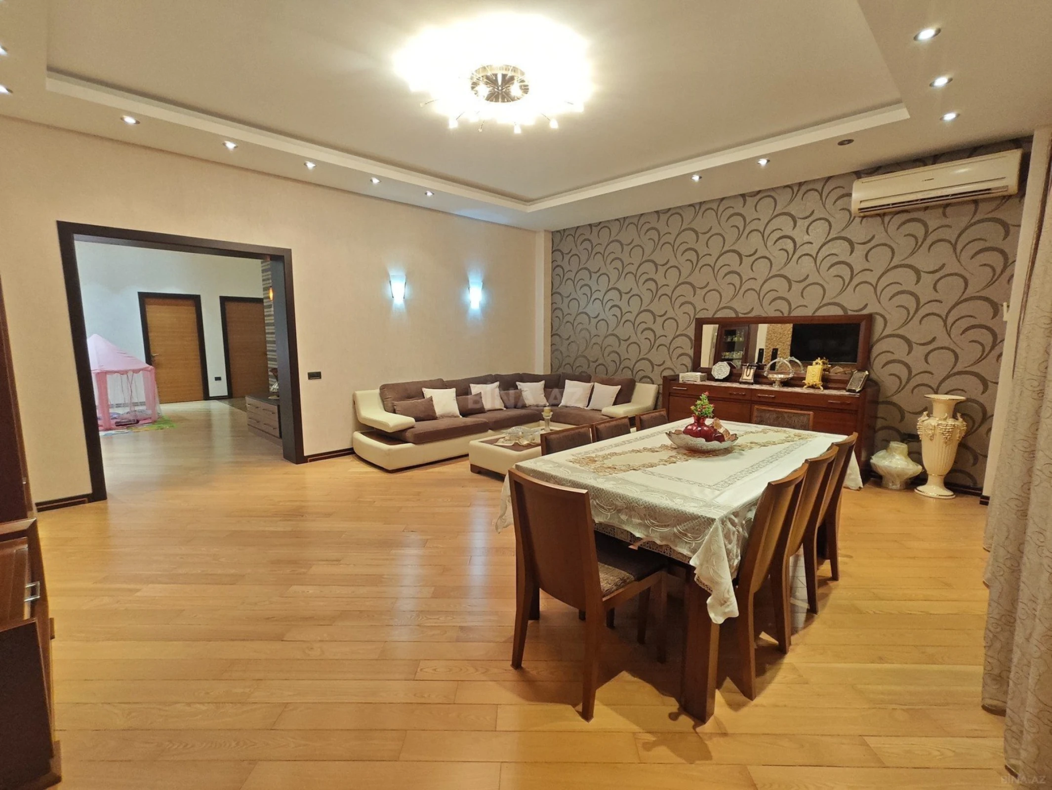 Satılır 4 otaqlı mənzil 200 m²