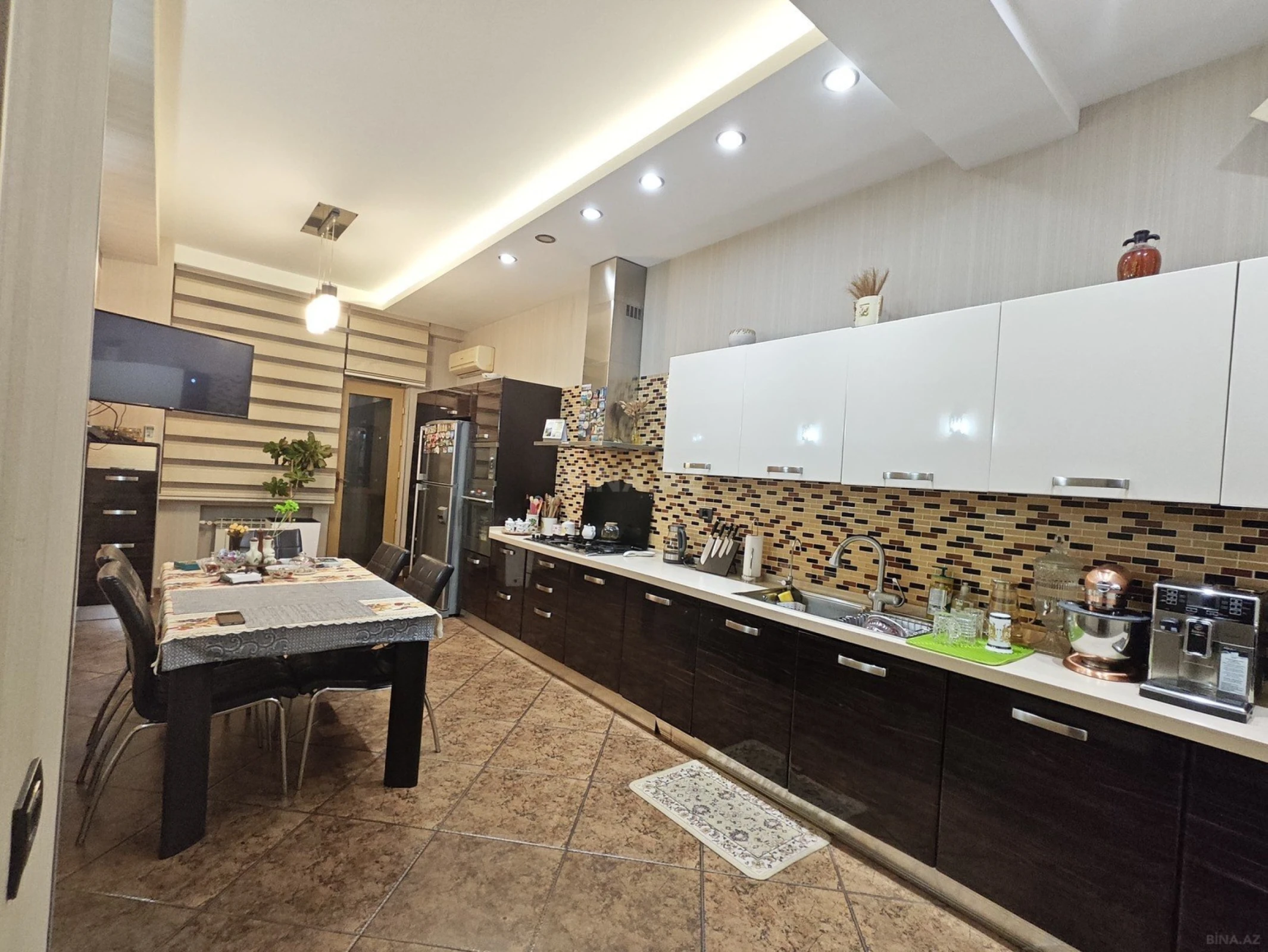 Satılır 4 otaqlı mənzil 200 m²