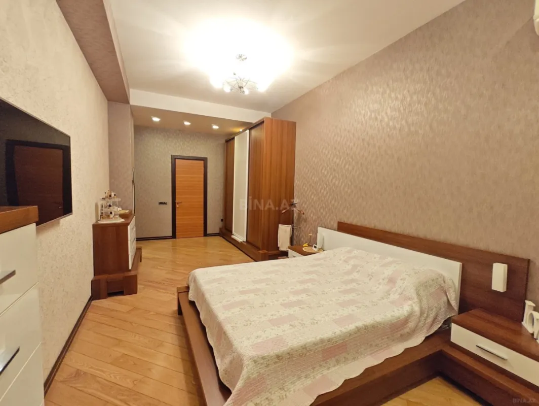 Satılır 4 otaqlı mənzil 200 m²