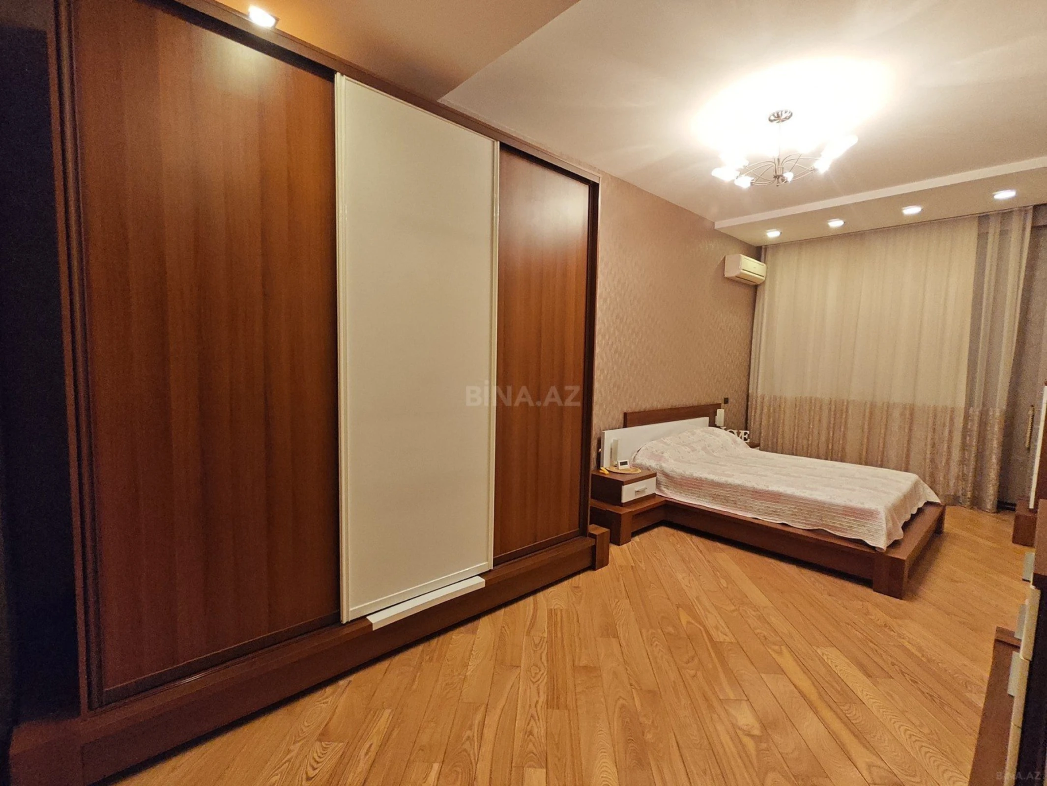 Satılır 4 otaqlı mənzil 200 m²