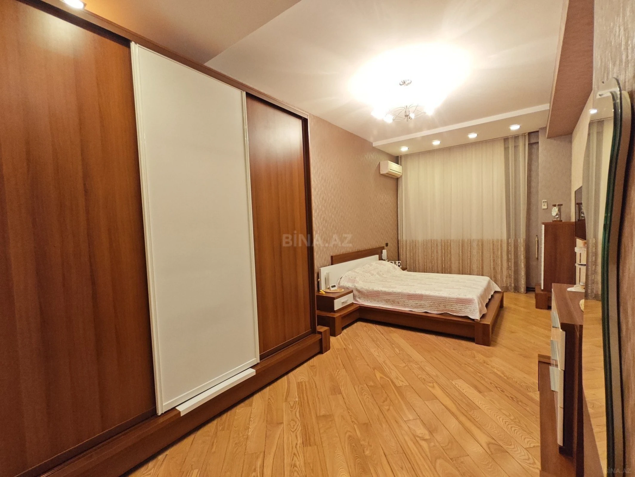 Satılır 4 otaqlı mənzil 200 m²