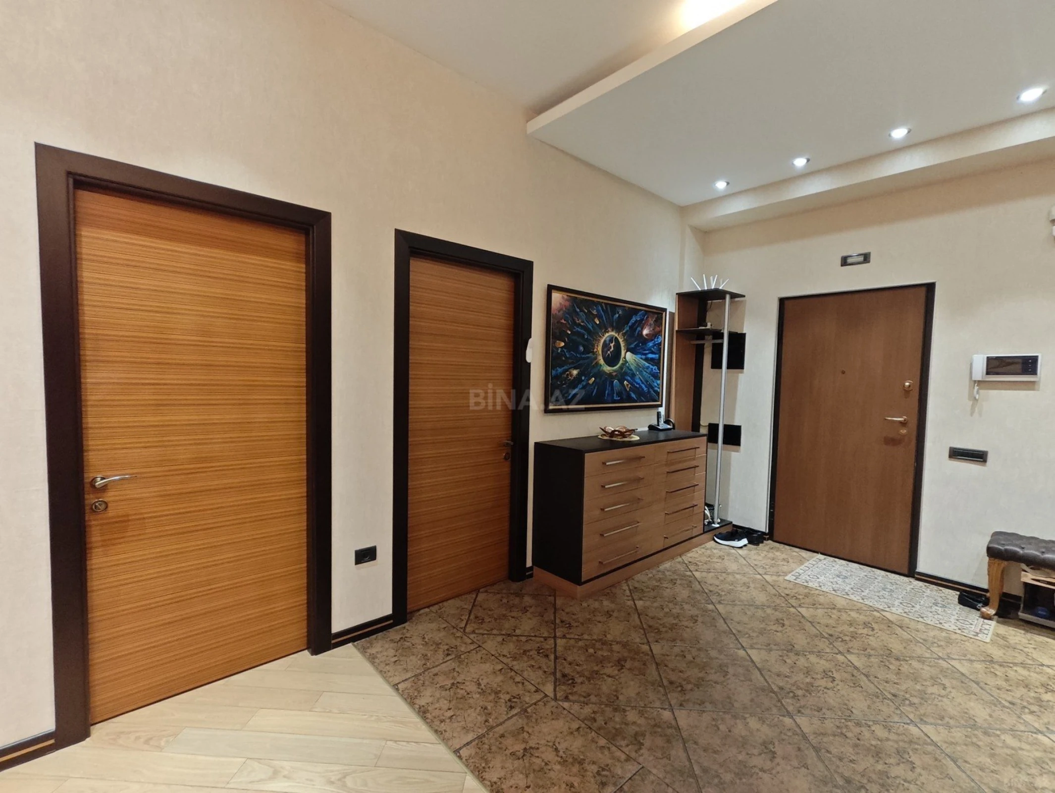 Satılır 4 otaqlı mənzil 200 m²