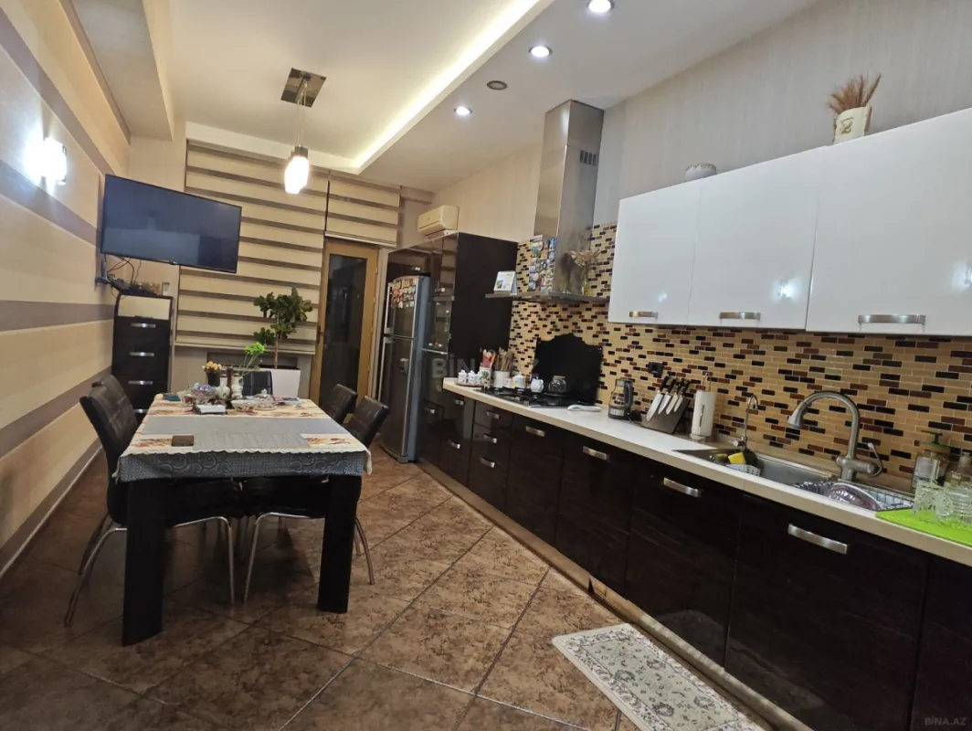 Satılır 4 otaqlı mənzil 200 m²