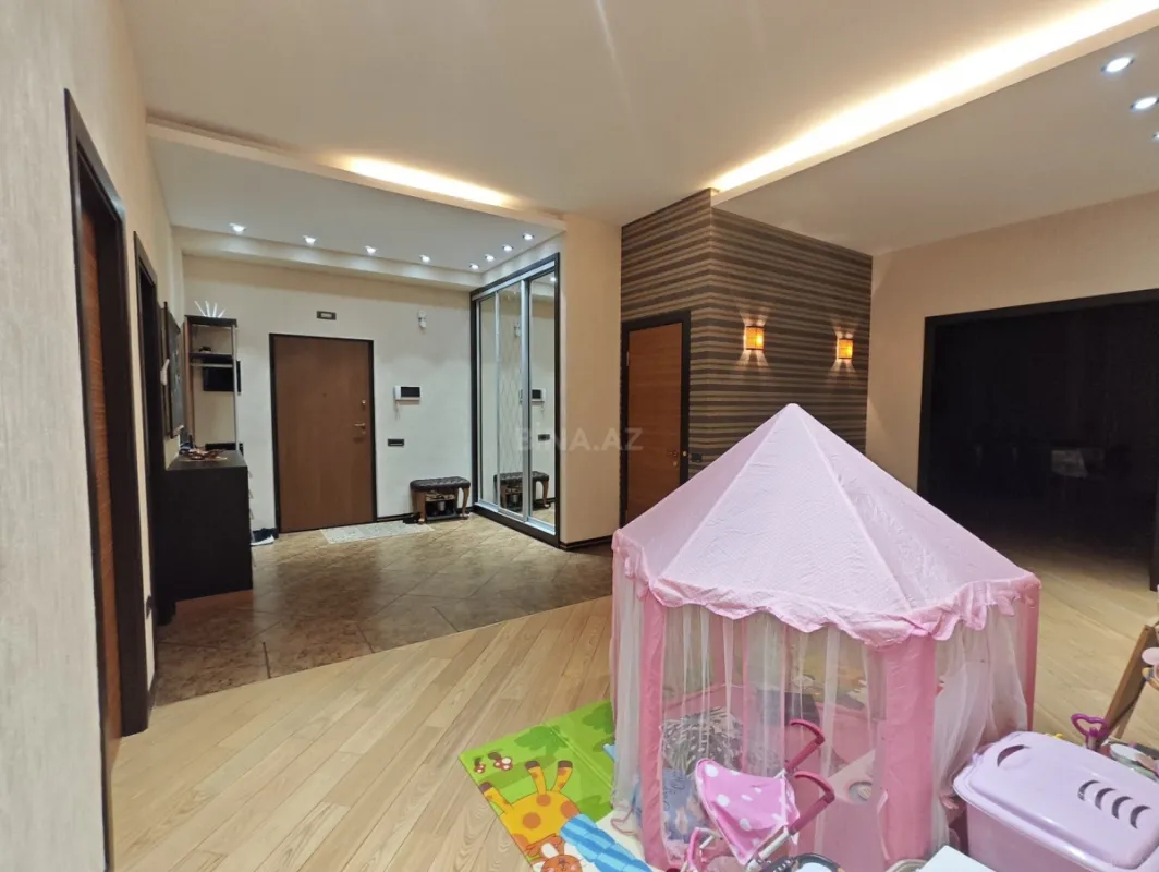 Satılır 4 otaqlı mənzil 200 m²