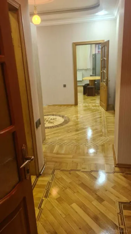 Kirayə verilir 3 otaqlı mənzil 138 m²