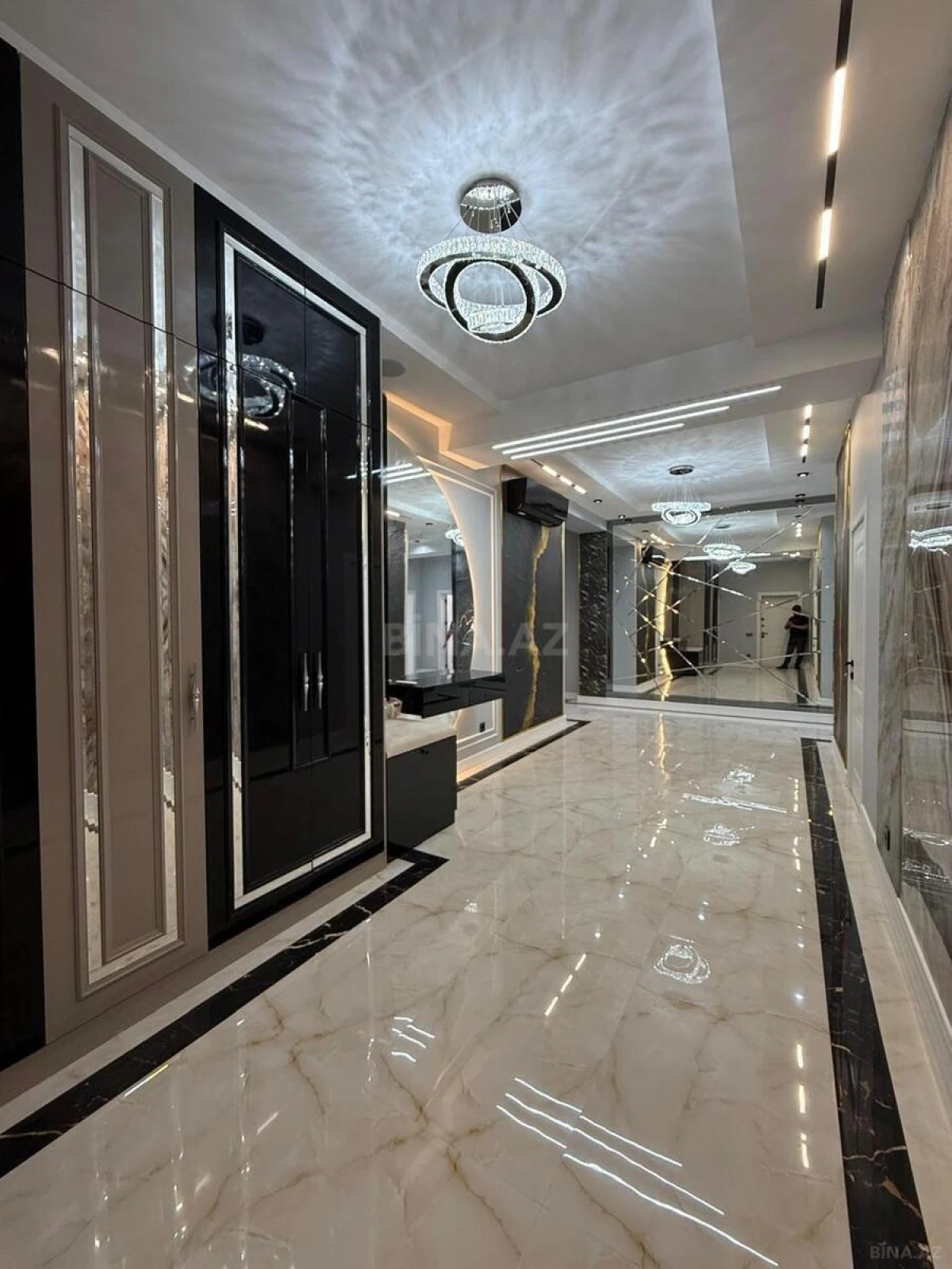 Satılır 5 otaqlı mənzil 237 m²