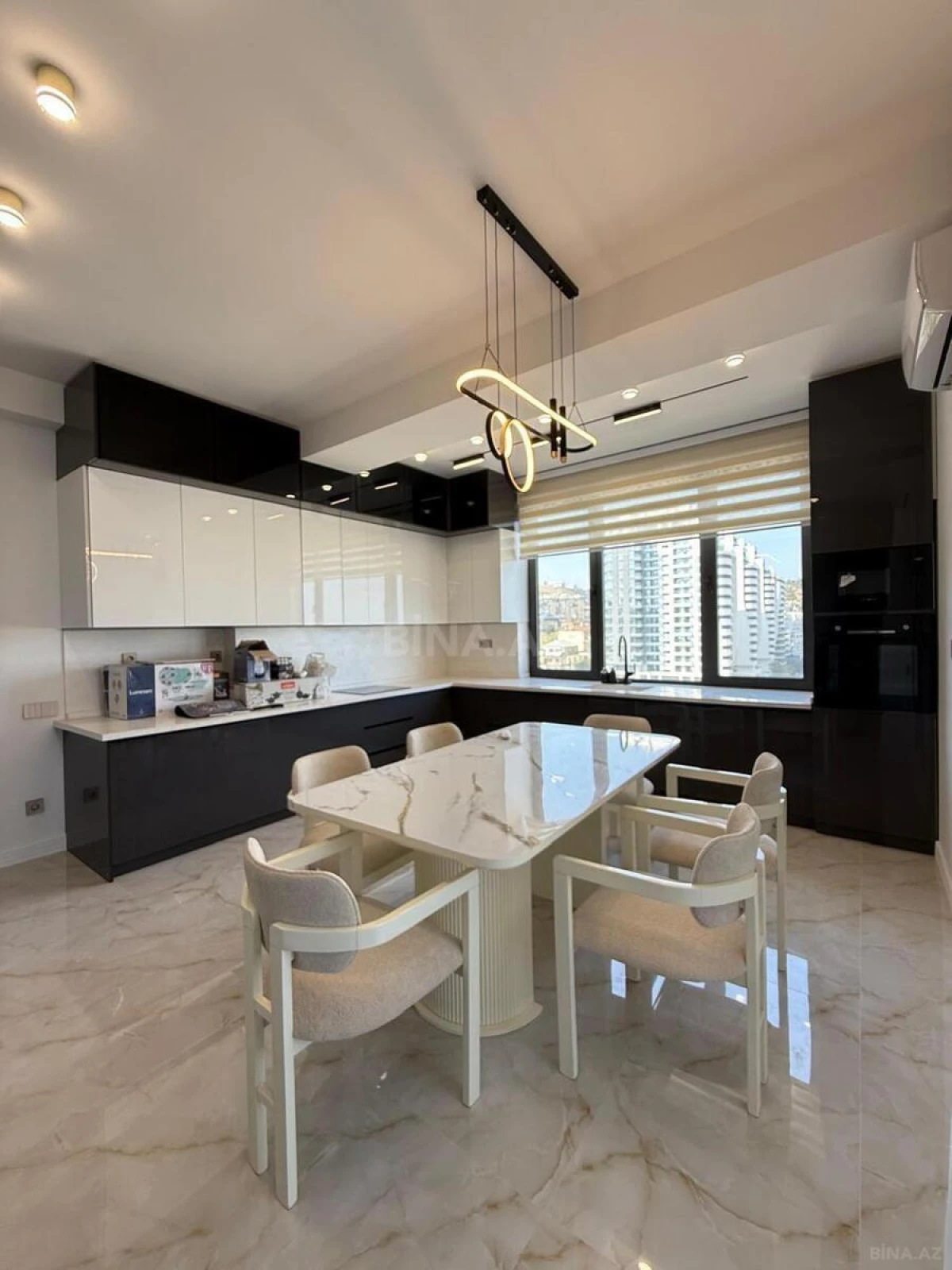 Satılır 5 otaqlı mənzil 237 m²