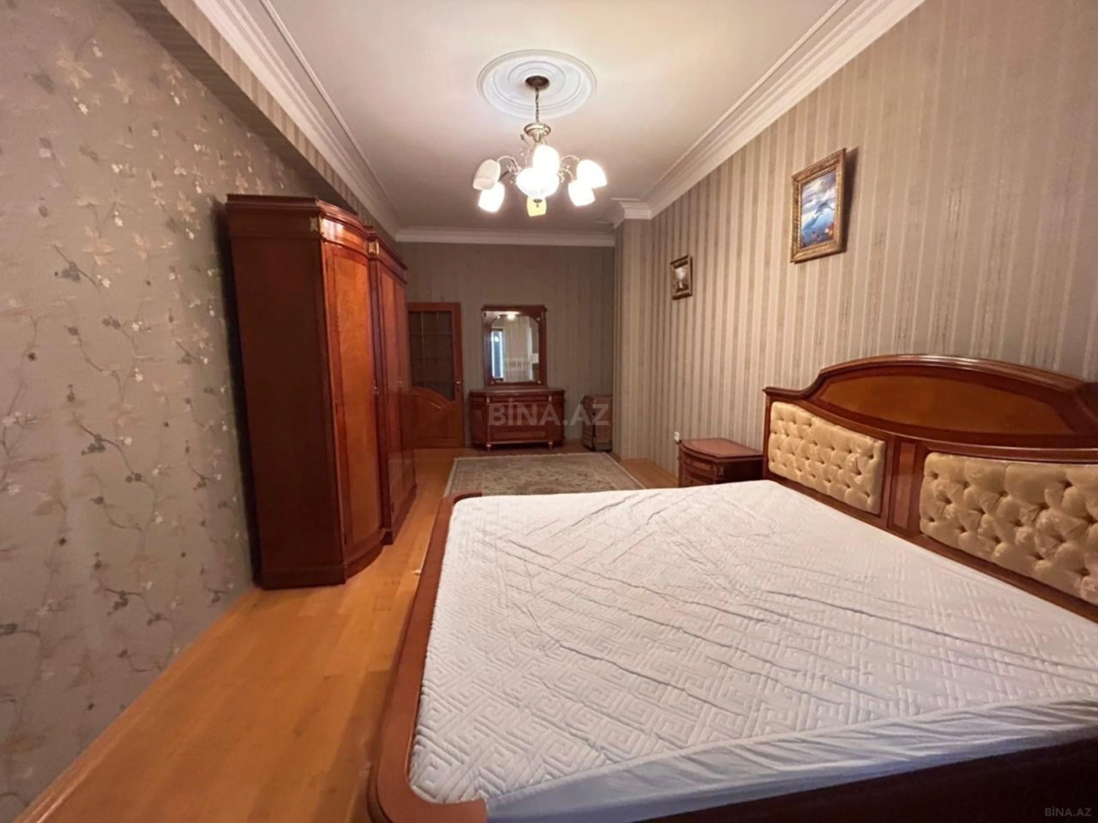 Satılır 4 otaqlı mənzil 200 m²