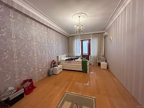 Satılır 4 otaqlı mənzil 200 m²