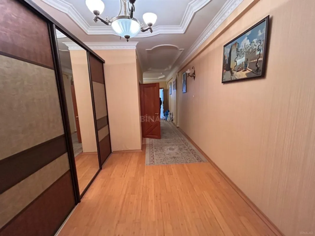 Satılır 4 otaqlı mənzil 200 m²