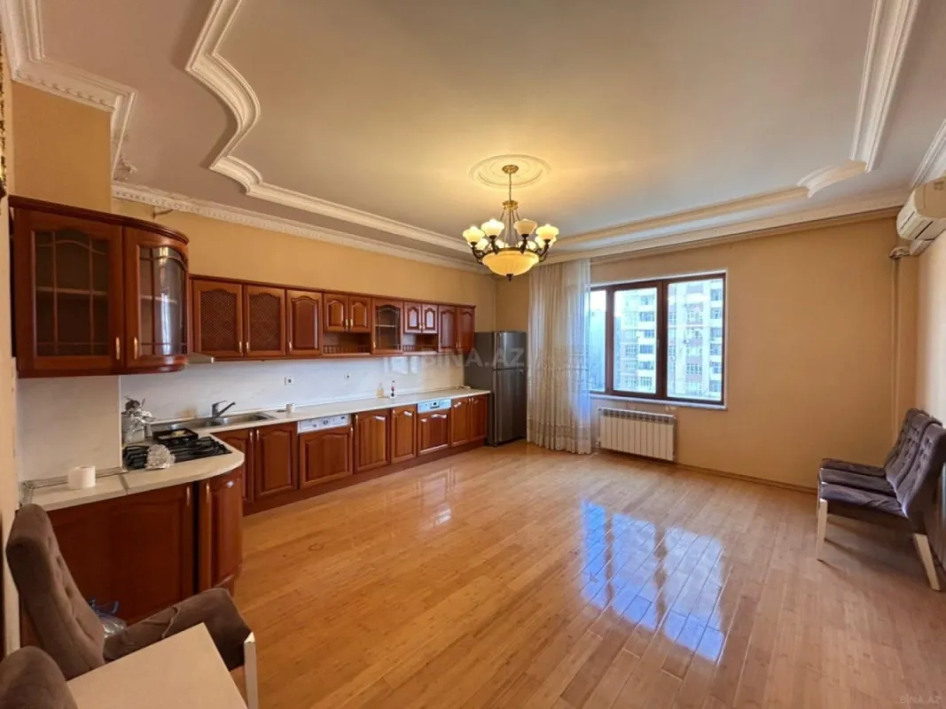 Satılır 4 otaqlı mənzil 200 m²