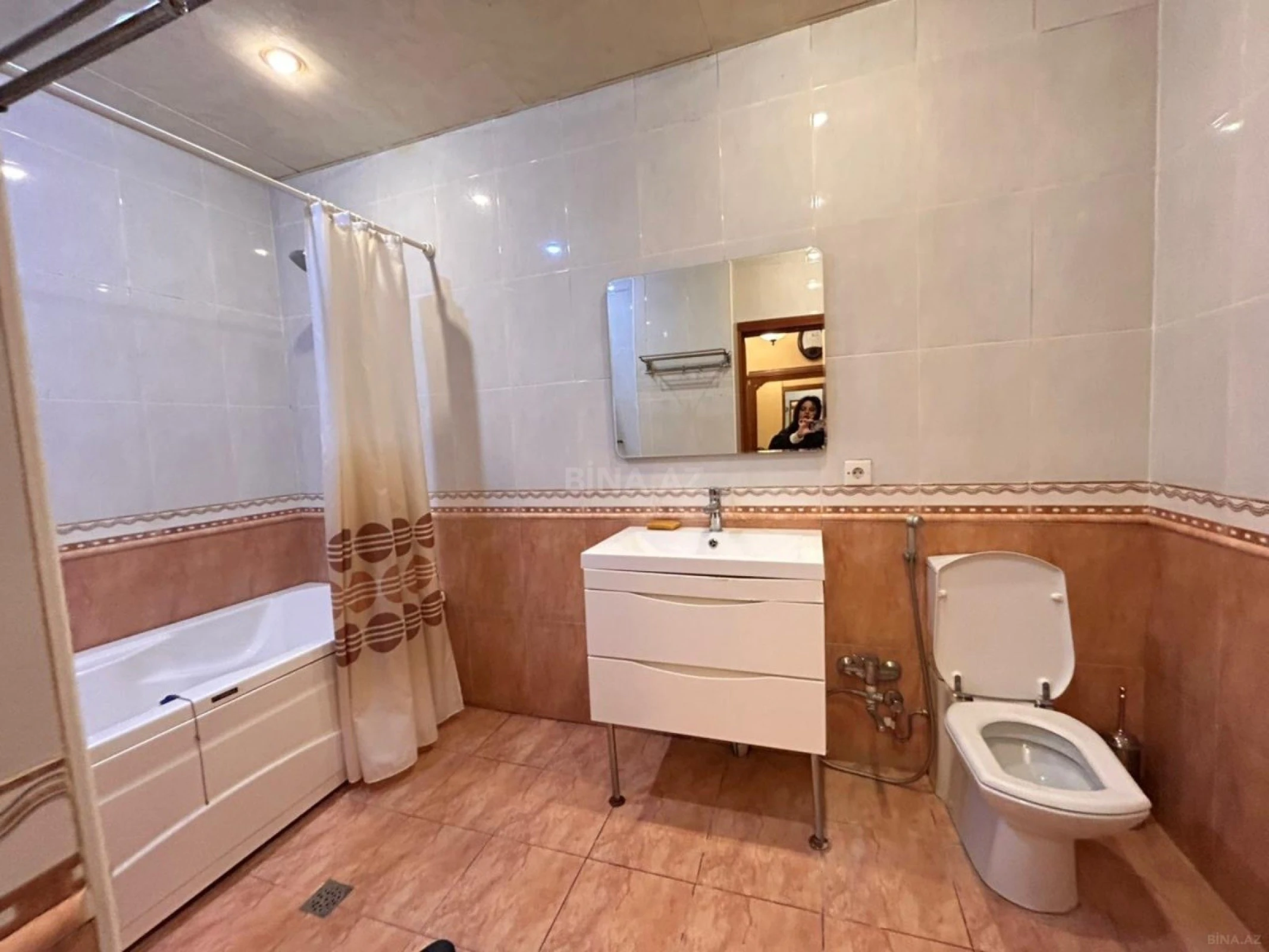 Satılır 4 otaqlı mənzil 200 m²