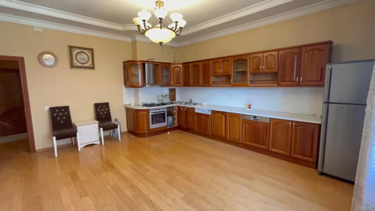 Satılır 4 otaqlı mənzil 200 m²