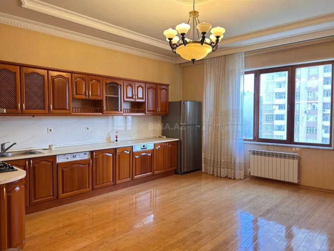 Satılır 4 otaqlı mənzil 200 m²