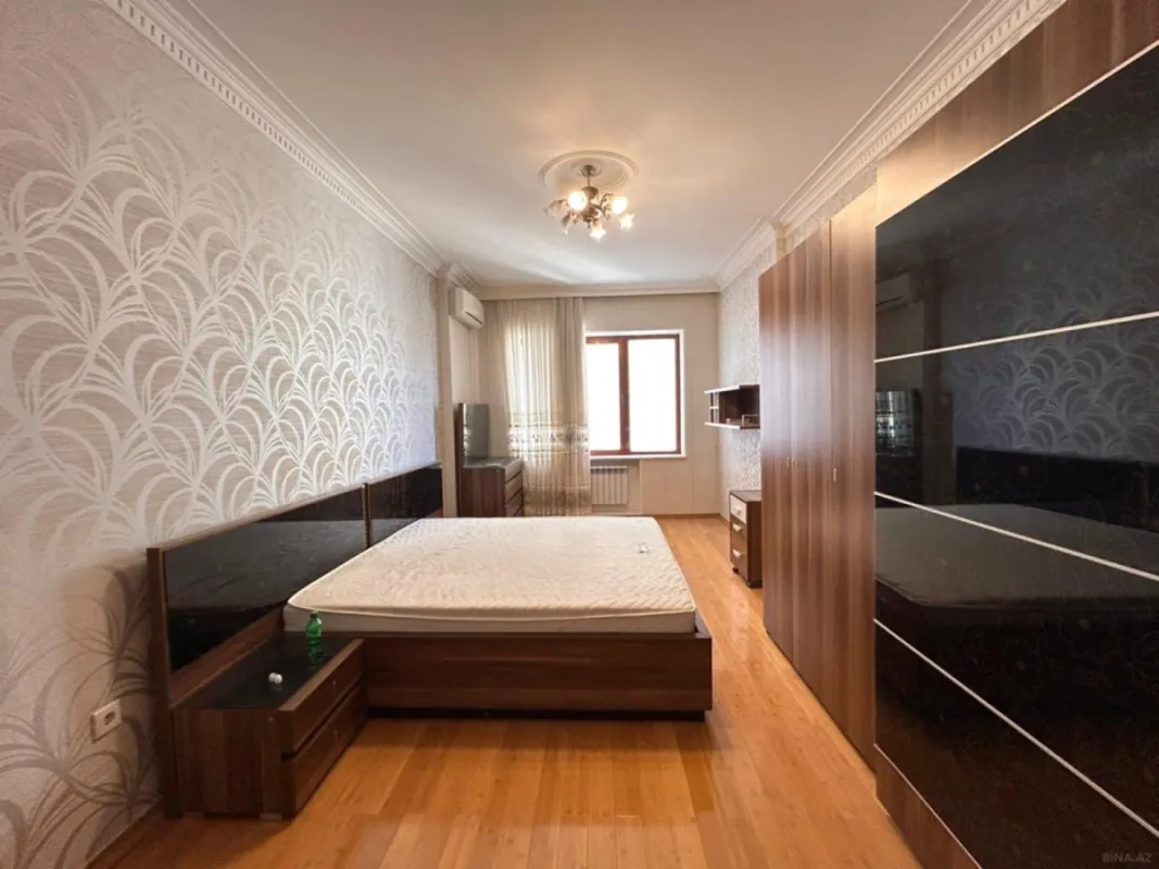 Satılır 4 otaqlı mənzil 200 m²