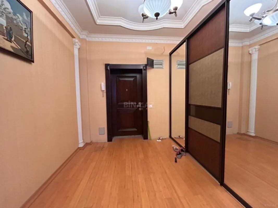 Satılır 4 otaqlı mənzil 200 m²