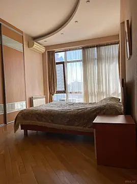 Satılır 4 otaqlı mənzil 190 m²