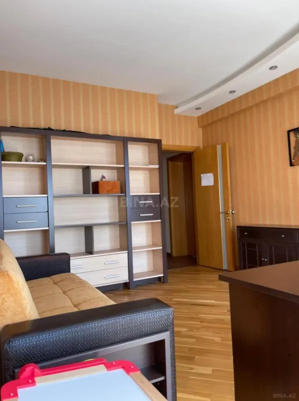 Satılır 4 otaqlı mənzil 190 m²