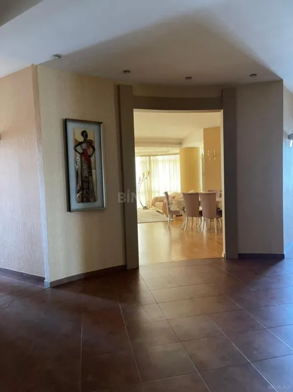 Satılır 4 otaqlı mənzil 190 m²