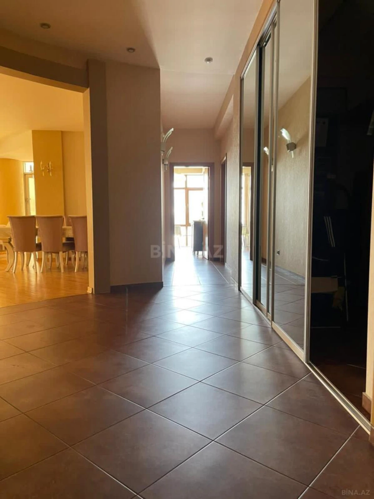 Satılır 4 otaqlı mənzil 190 m²