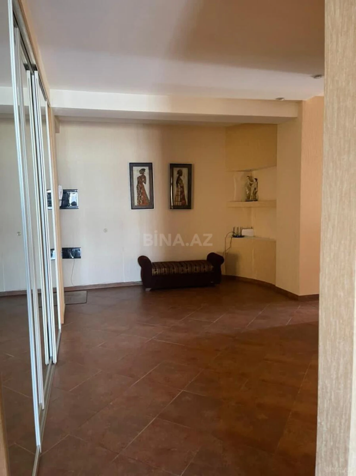 Satılır 4 otaqlı mənzil 190 m²