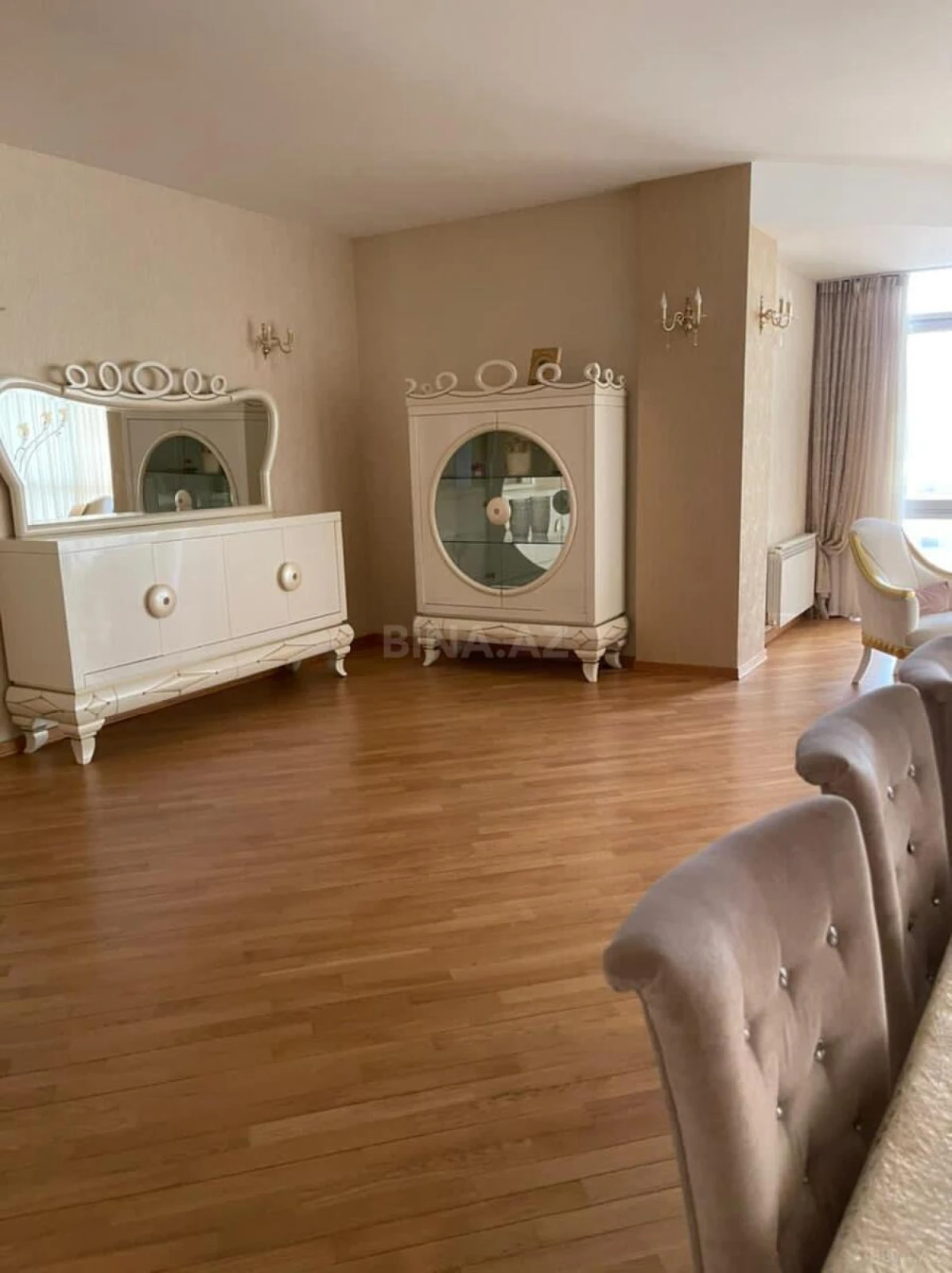 Satılır 4 otaqlı mənzil 190 m²