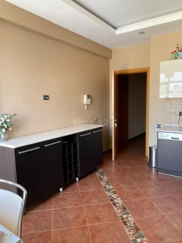 Satılır 4 otaqlı mənzil 190 m²