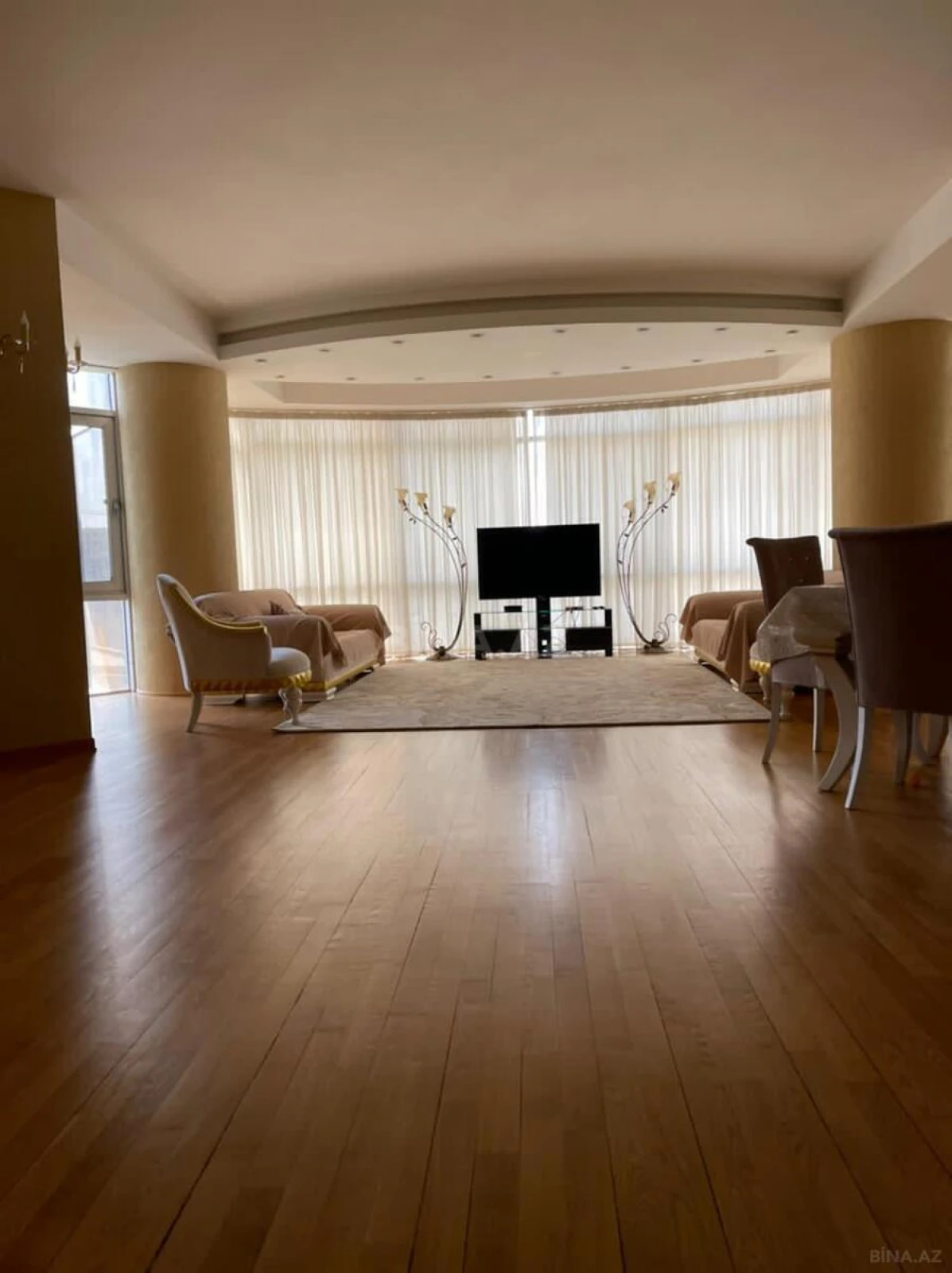 Satılır 4 otaqlı mənzil 190 m²