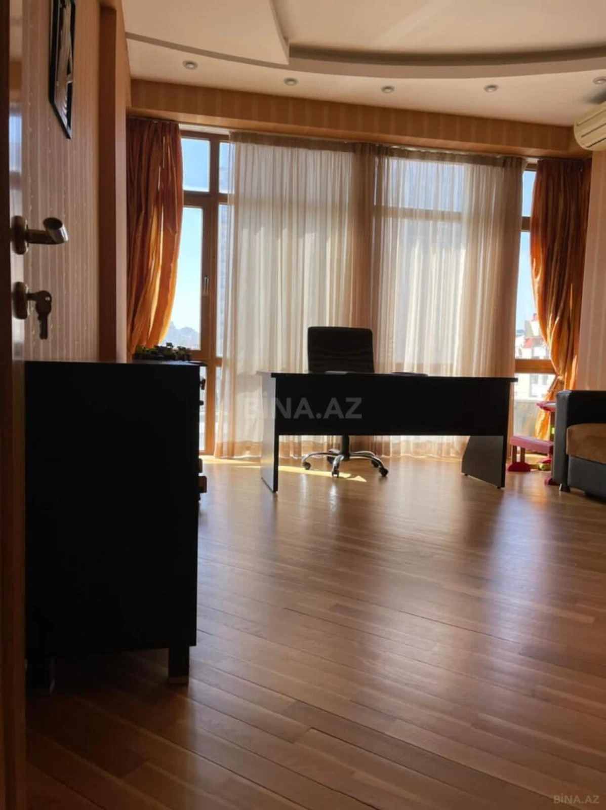 Satılır 4 otaqlı mənzil 190 m²