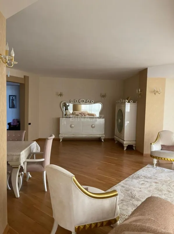 Satılır 4 otaqlı mənzil 190 m²